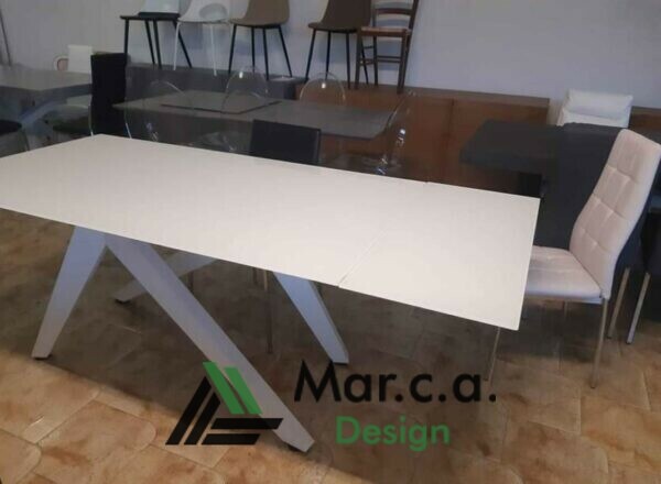 Tavolo con base in metallo e piano in vetro bianco - Marca Design