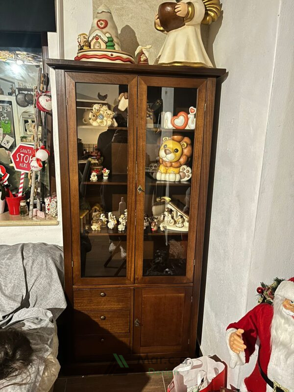 Vetrina in legno massello stile arte povera. Con Finitura Bassano. Dotata di 2 porte vetrate, 3 cassetti e 1 anta.