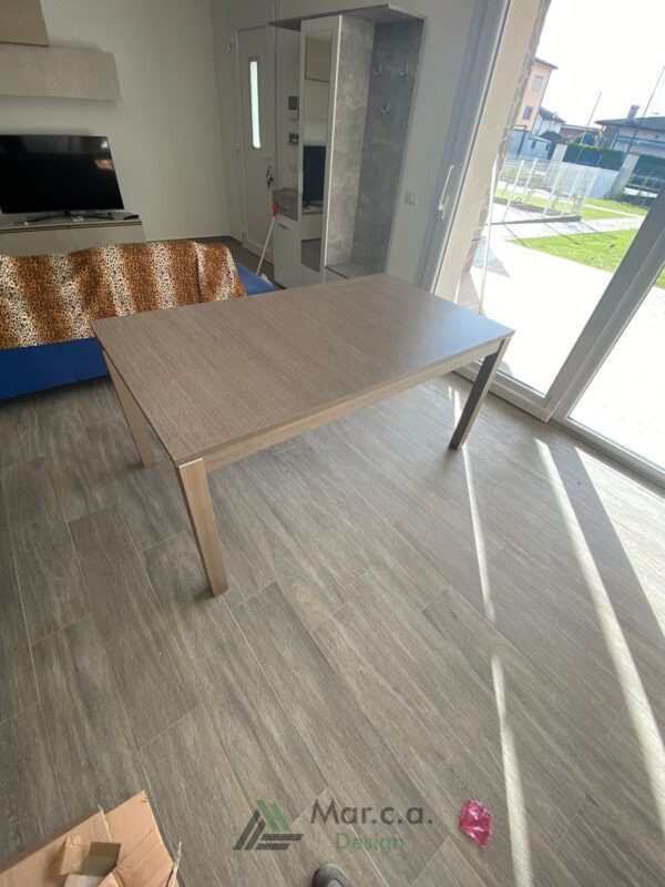 Tavolo moderno in rovere grigio materico allungabile - MarcaDesign