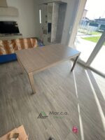 Tavolo moderno in rovere grigio materico allungabile - MarcaDesign