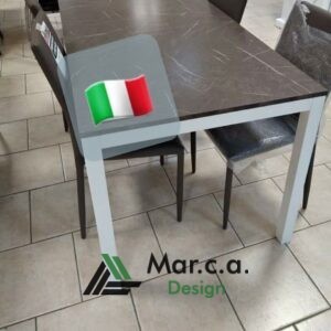 Tavolo con base in metallo e piano in nobilitato - Marca Design