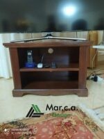 Mobile porta TV classico in legno massello con finitura noce scuro e due vani spaziosi per organizzare dispositivi multimediali.