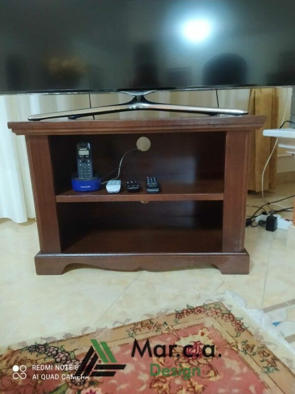 Mobile porta TV classico in legno massello con finitura noce scuro e due vani spaziosi per organizzare dispositivi multimediali.