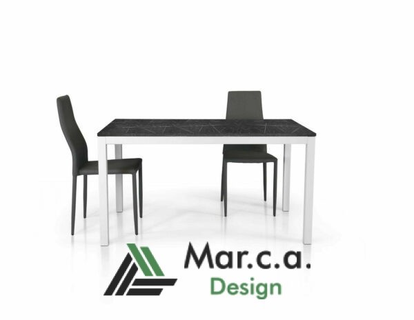 Tavolo con base in metallo e piano in nobilitato - Marca Design