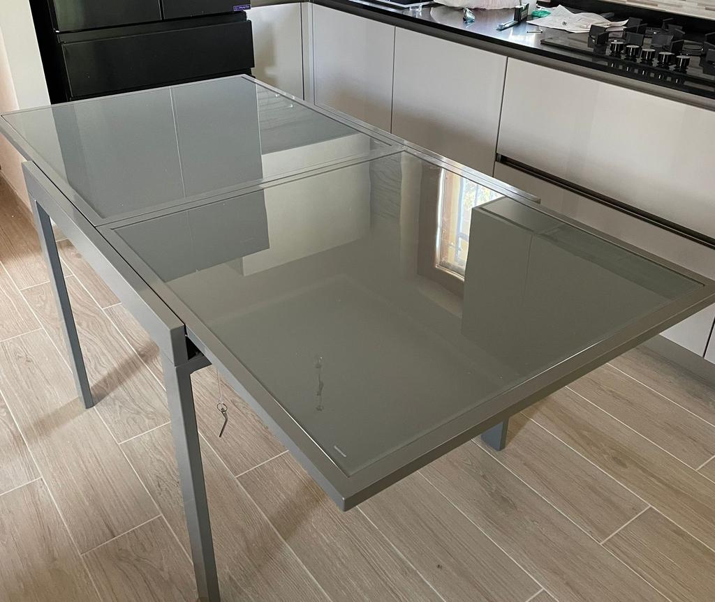 Tavolo allungabile moderno in metallo e vetro Mats