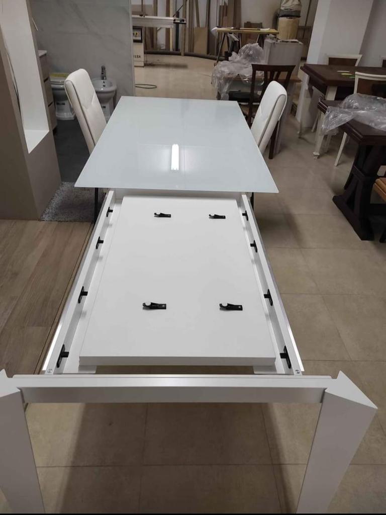 Tavolo Allungabile fino a 180 cm Base Metallo bianco Moderno Piano in Vetro Bianco 90×90x75 cm. Mis